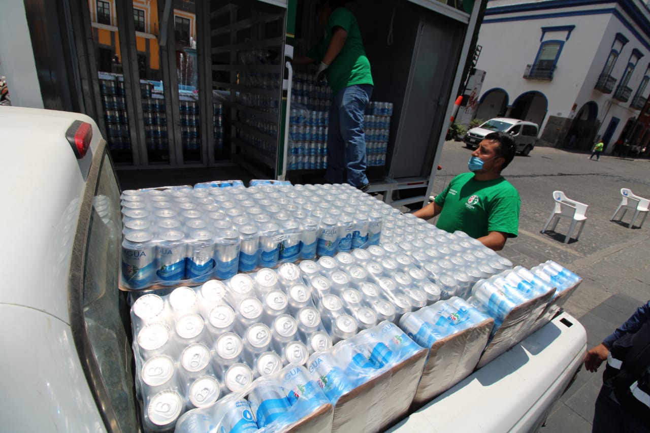 Con ocho mil latas de agua Heineken se suma a Cadena de Solidaridad