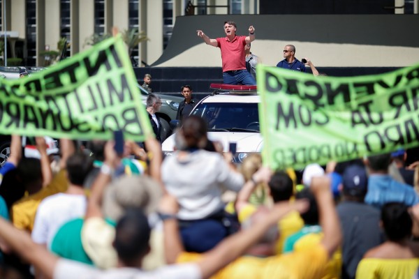 Bolsonaro ataca medida de confinamiento; sus partidarios toman calles de Brasil