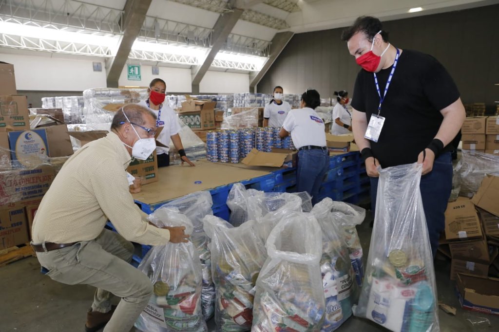 Barbosa Huerta entrega kits higiénicos y de alimentos en 36 colonias de la capital