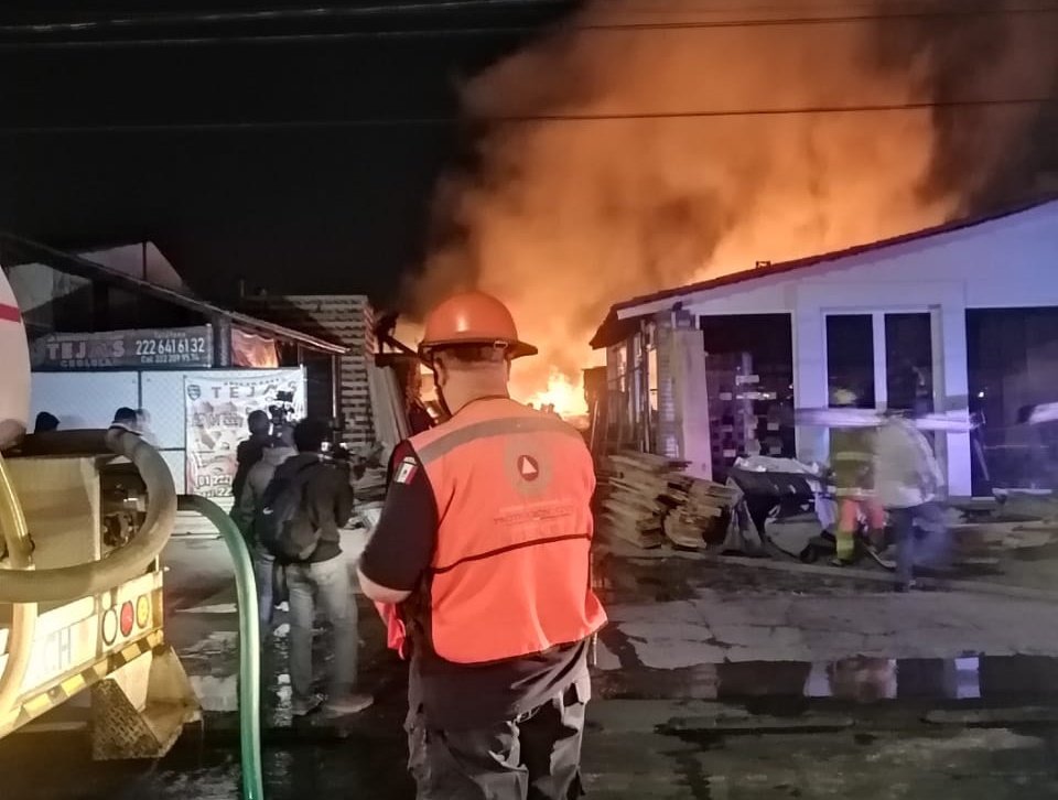 Controlan incendio en maderería de San Pedro Cholula