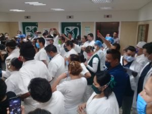 Enfermeras y doctores de San José exigen insumos para atender Covid-9