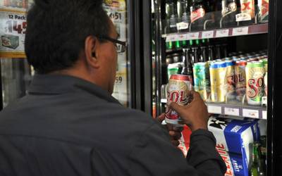 Ayuntamiento avala propuesta de Barbosa sobre la venta de bebidas alcohólicas