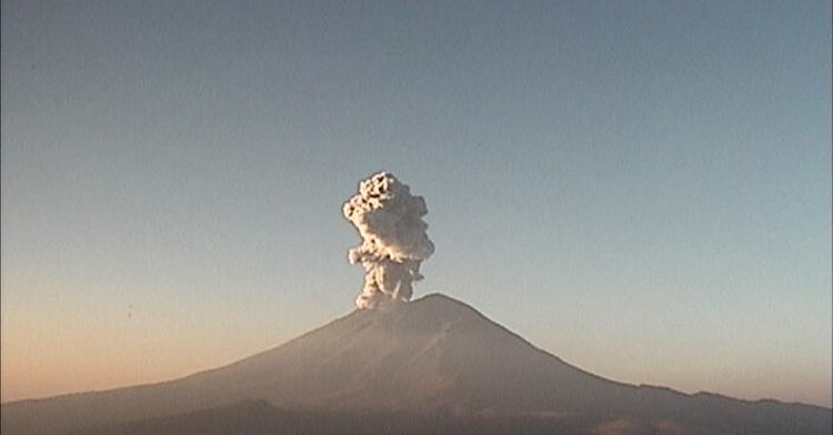 En las últimas 24 horas el volcán Popocatépetl ha emitido 221 exhalaciones