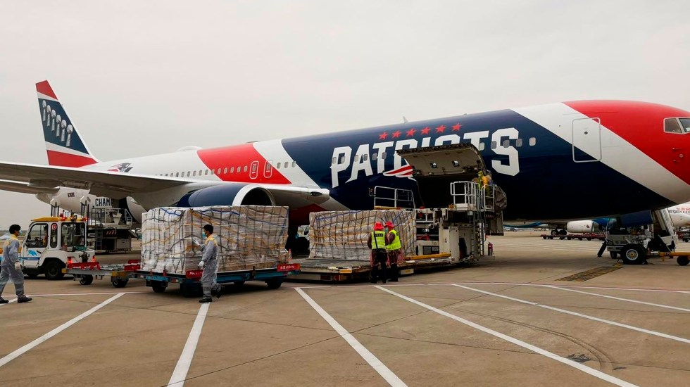 Patriotas prestan su avión para transportar mascarillas por COVID-19