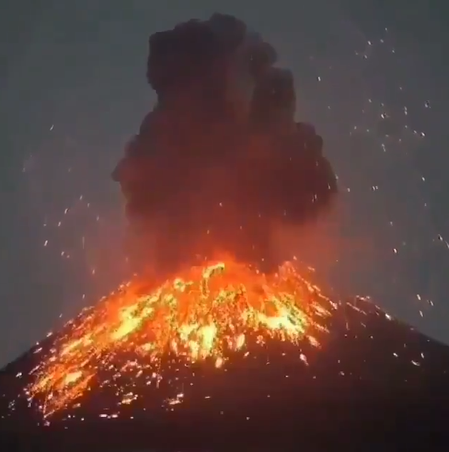 El volcán Krakatoa en Indonesia hace erupción