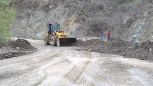 En la Sierra Negra, Gobierno libera carreteras y caminos afectados por deslaves