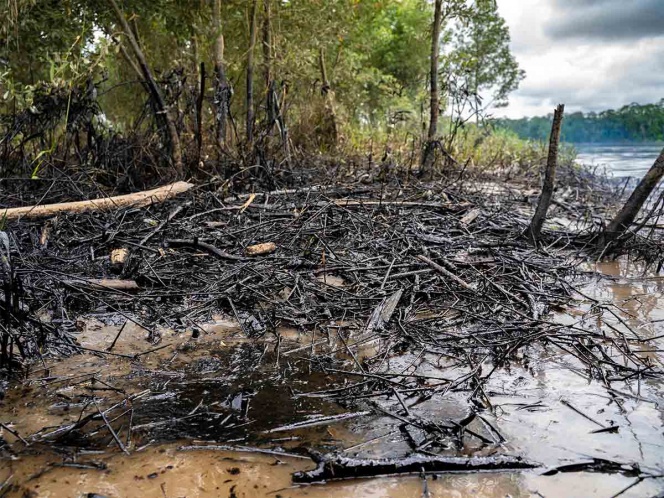 Derrame de crudo en Amazonia deja a miles de indígenas sin agua ni comida