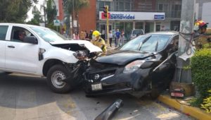 Fuerte accidente deja una persona prensada en Prados Agua Azul