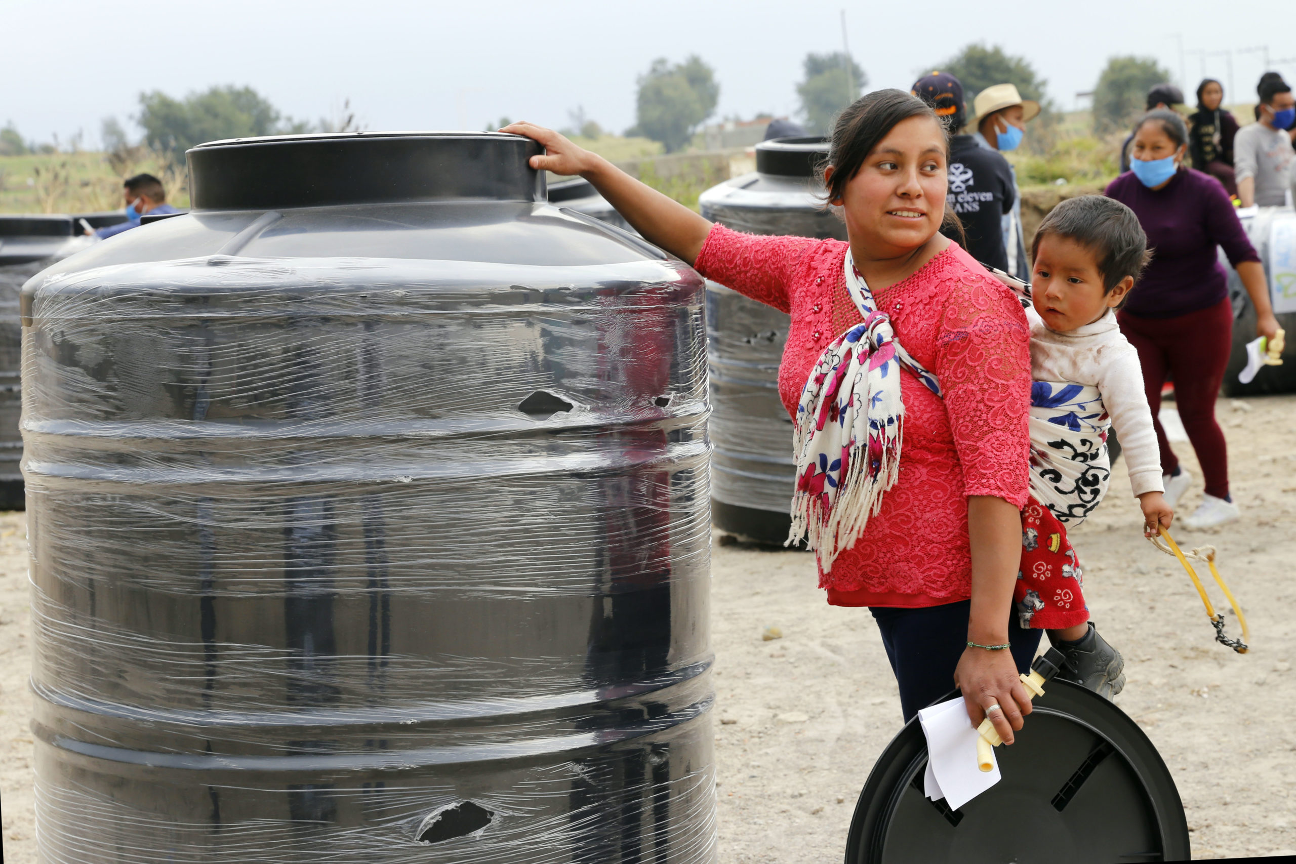 Entrega gobierno del estado 160 tinacos en zonas marginadas del municipio de Puebla