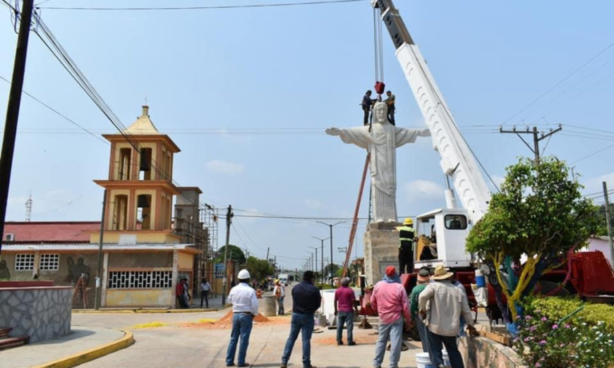 Municipio que prohibió morir por covid-19 instala un Cristo Redentor contra el coronavirus