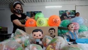Regala hija del “Chapo” Guzmán juguetes a niños con imagen del capo
