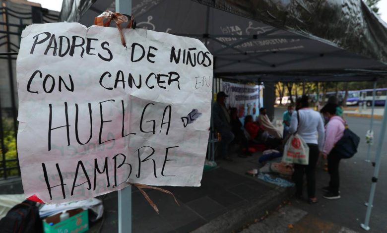 Padres de niños con cáncer se arriesgan y exigen medicinas con huelga de hambre