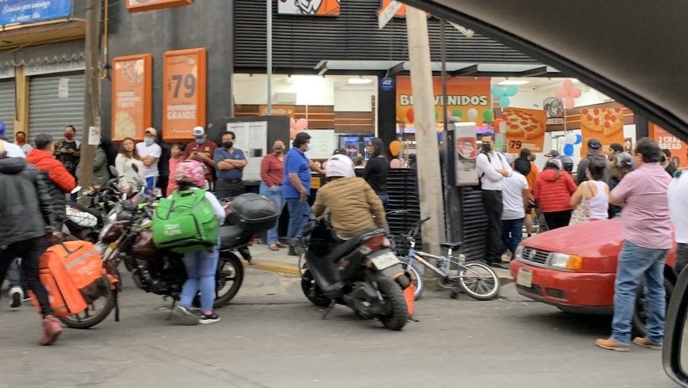 Pizzería desafía al coronavirus y paga las consecuencias