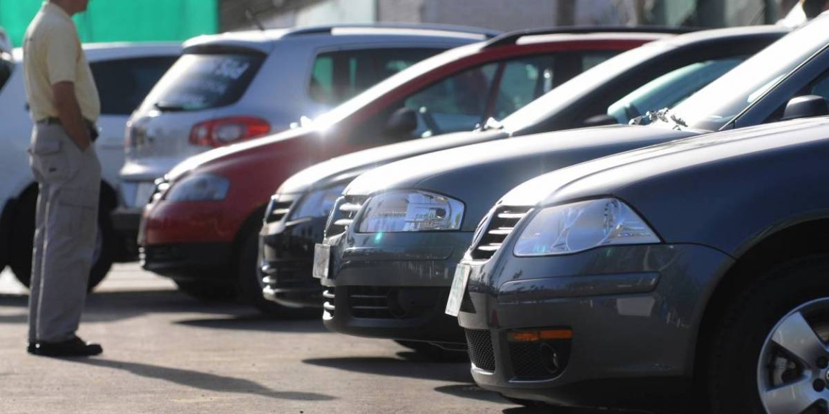 Venta de automóviles en México se desploma; sufre caída histórica de 64.5%