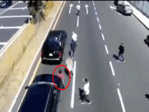 Convoy de AMLO atropella a joven y solo siguen su camino