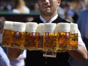 Bares regalarán un millón de cervezas tras pandemia… en Europa