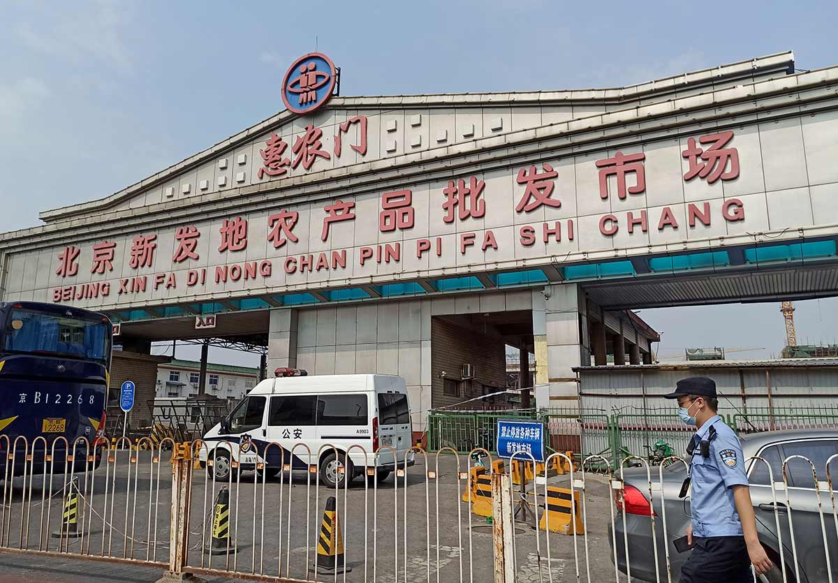 Aísla China 11 barrios de Pekín tras brote de covid en mercado