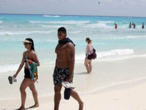 Sin miedo al covid, turistas empiezan a llegar al Caribe mexicano