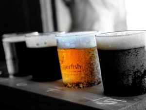Florida suspende el consumo de alcohol en bares tras confirmar casi 9 mil casos