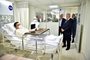 Inaugura AMLO hospital con ‘enfermos’ simulados