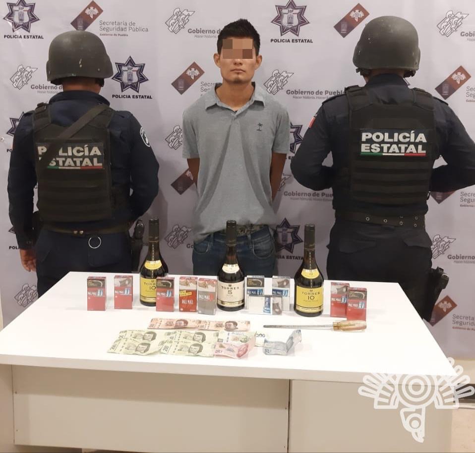 Capturan policías Estatal y de Tehuacán a asaltante de tienda de conveniencia