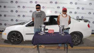 Detiene Policía Municipal a dos hombres con 20 dosis de droga