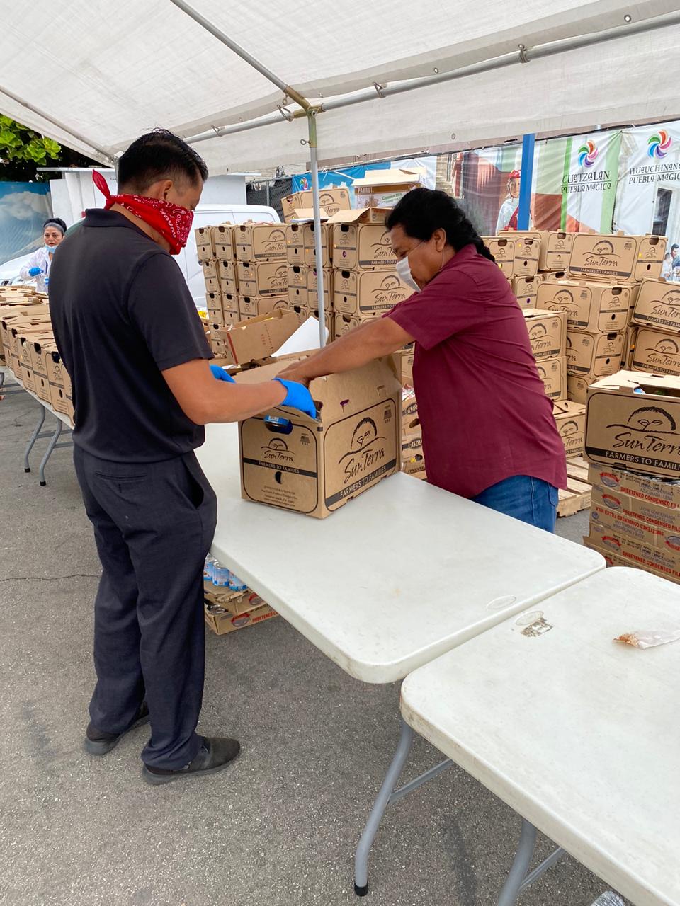 Un total de 250 familias poblanas fueron beneficiadas con alimentos y productos básicos en Los Ángeles, California