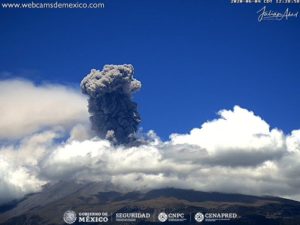 Lanza volcán Popocatépetl impresionante fumarola