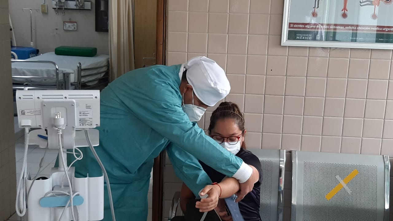 Unidad de Medicina Familiar No. 55 del IMSS entrega de manera continua equipo de protección a su personal