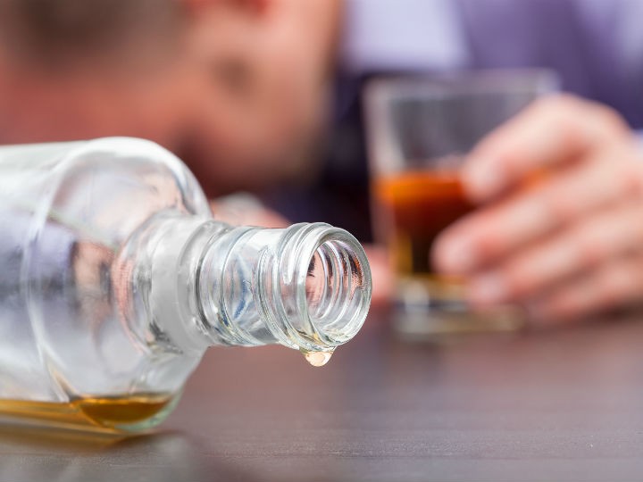 Aumenta el consumo de alcohol adulterado; murieron 189 mexicanos