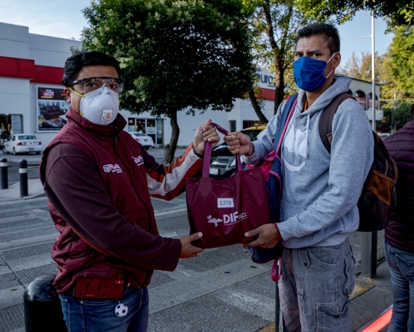 Entregan kits de sanitización en la capital poblana a quienes trabajan durante la emergencia sanitaria