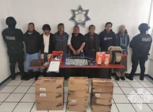 Policía Estatal recupera camión con mercancía y detiene a siete personas