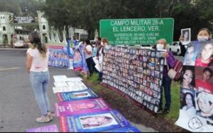 Reciben con protestas a AMLO en Xalapa, familiares de desaparecidos y médicos