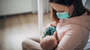 Madres lactantes con COVID-19 pueden y deben amamantar a sus hijos, recomienda OMS