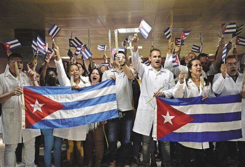 ‘No hacen nada, cobran mucho’, se quejan del ‘apoyo’ de médicos cubanos en México