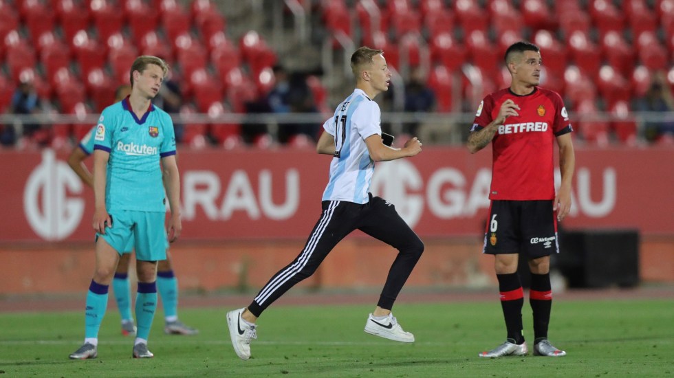 Joven trepa muro de estadio para tomarse foto con Messi