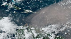 Autoridades de diversos países alertan por la nube de polvo del Sahara