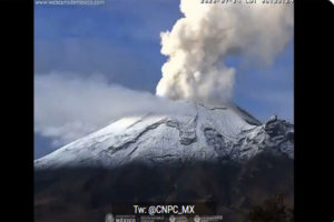 Volcán Popocatépetl emitió material incandescente