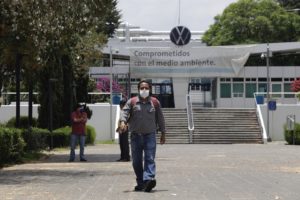 Gobierno estatal, advierte sanción contra VW si se encuentra que opera más de un tercio de su plantilla