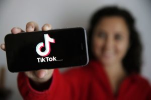 India prohíbe el uso de TikTok y otras 58 apps de China