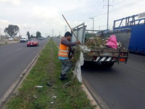 Limpia Secretaría de Infraestructura cunetas y alcantarillas en acceso al Periférico