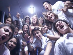 Jóvenes de EU organizan ‘fiestas covid’… gana el que se infecte