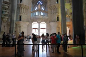 Basílica de la Sagrada Familia reabre en honor al personal de salud