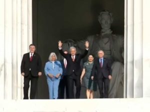 Coloca López Obrador ofrendas en monumentos de Juárez y Lincoln en EU