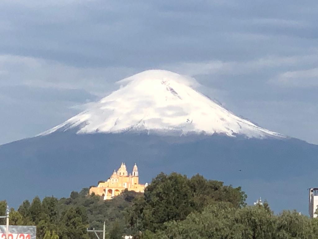 El volcán Popocatépetl amaneció cubierto de nieve y con nubes