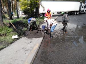 Interviene Infraestructura drenajes y laterales de la autopista México-Puebla