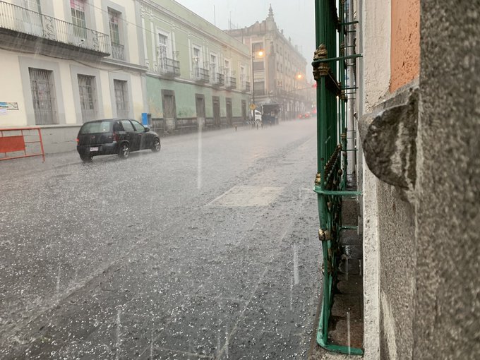 Fuerte lluvia y granizo causa inundaciones en Puebla