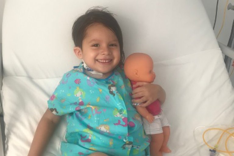 “El corazón de Ana Lucía no respondió”: el padre de la niña con leucemia, informó que será desconectada