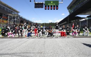 Pilotos se arrodillan contra el racismo antes de iniciar el GP de Austria