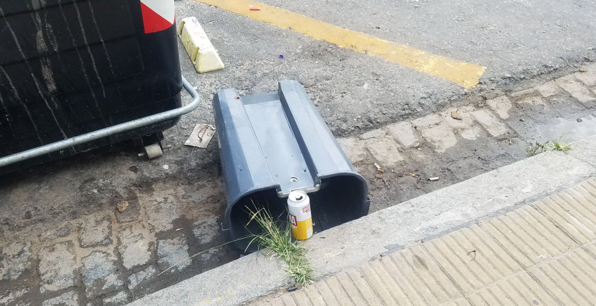 Poblanos destruyen papeleros de la capital